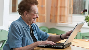 ältere Frau an Notebook (fotalia)