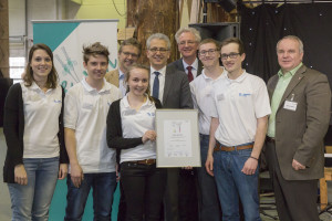 Team: Hendrick Beck, Mirjam Kamer, Maria Möhring, Jonas Orf, Oliver Riedel; Gregor Disson (VCI Hessen), Tarek Al-Wazir (Hessisches Wirtschaftsministerium), Dr. Axel Schack (HessenChemie), Volker Weber (IG BCE Hessen/Thüringen) / Foto: Arne Landwehr