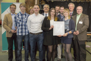 Das Team von Merck: Stefanie Scharrelmann, Jennifer Schanz, Philipp Lösch, Johannes Balke, Klaus Kilzheimer; Martina Diehl (Merck KGaA),Gregor Dission (VCI Hessen), Tarek Al-Wazir (Hessischer Wirtschaftsminister), Dr. Thomas Koppe (Merck KGaA), Dr. Axel Schack (HessenChemie), Volker Weber (IG BCE Hessen/Thüringen)