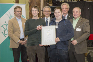 v.l.n.r. Gregor Disson (VCI Hessen), Philipp Reuter (Kalle GmbH), Tarek Al-Wazir (Hessisches Wirtschaftsministerium), Ingo Glaser, (Kalle GmbH) Dr. Axel Schack (HessenChemie), Volker Weber (IG BCE Hesse/Thürigen); Foto: Arne Landwehr