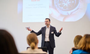 HessenChemie-Hauptgeschäftsführer Dirk Meyer begrüßt die Teilnehmerinnen.