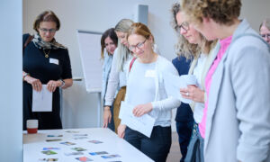 Als Icebreacker für den Start in die Kennenlernphase konnten sich die Teilnehmerinnen eine Bildimpuls-Karte, die etwas über ihre Person aussagt, aussuchen.