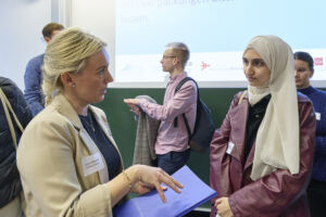 Internationale Teilnehmerin im Dialog mit einer Unternehmensvertreterin von Engelhard Arzneimittel