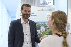 Eine Teilnehmerin im Gespräch mit einem Unternehmensvertreter der Chemischen Fabrik Kreussler