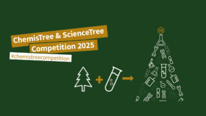 Ein Tannenbaum und ein Reagenzglas verbunden durch ein Pluszeichen. Zusammen ergeben si e einen ChemisTree; einen Weihnachtsbaum aus chemischen Elementen.
