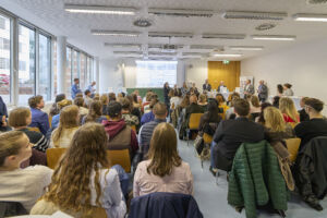 Blick von hinten auf die Teilnehmenden