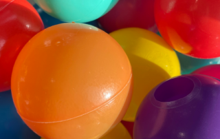 Bunte Plastikkugeln