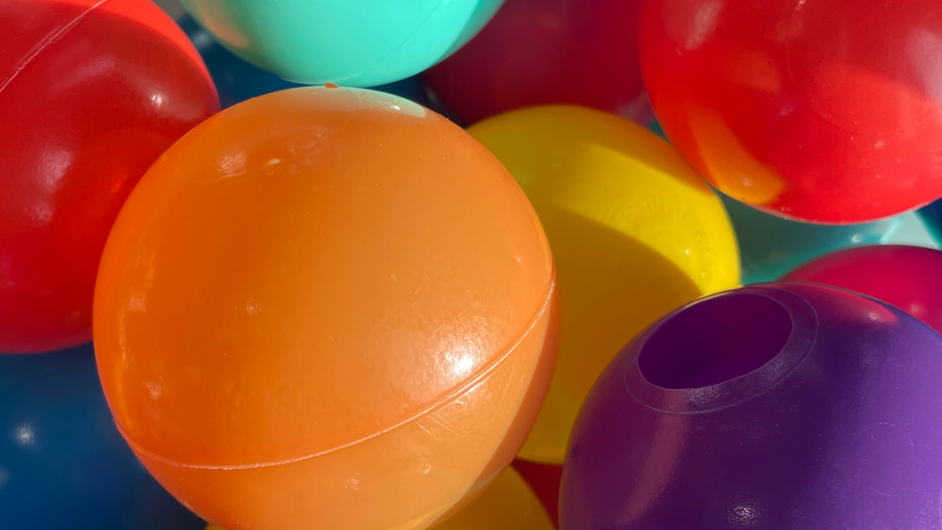 Bunte Plastikkugeln