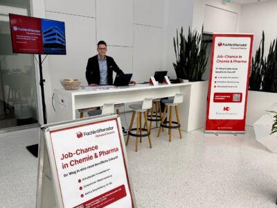 Der Infostand von HessenChemie im Rahmen der Arbeitsmarktdrehscheibe, im Bild Pressesprecher Roland Boros.