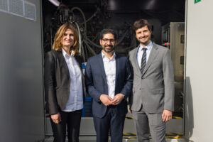 Das Gründerteam von CO2BioClean mit Wirtschaftsminister Kaweh Mansoori (Mitte): Dr. Fabiana Fantinel (links) und Alessandro Carfagnini (rechts). Foto: CO2BioClean